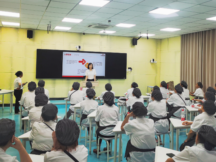 k8凯发餐饮集团开展2023年度秋季学期开学前食堂事情职员专项培训-公司新闻-k8凯发